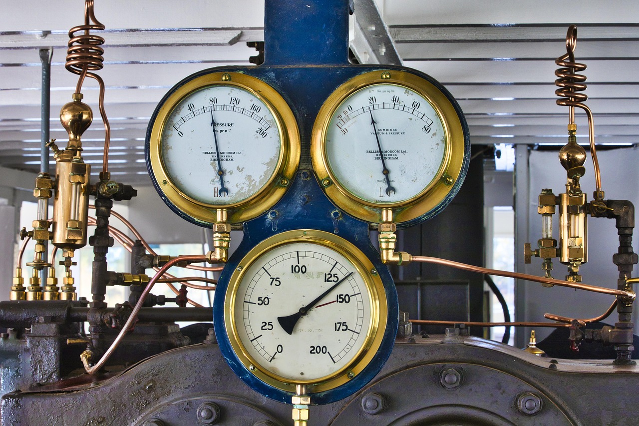 Dry vs. Liquid-Filled Pressure Gauges: How to Choose for Marine Use